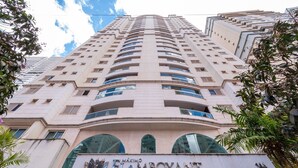 A high-rise building with a prominent sign for 'Maximo Flamboyant Residence'. - MFL1802 (Goiânia)