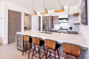 Geladeira, micro-ondas, fogão, cooktop