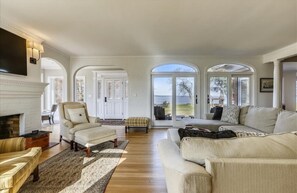 スマートテレビ、テーブルサッカー台、卓球台、書庫