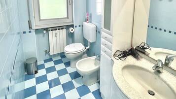 Dusche, Haartrockner, Bidet, Handtücher