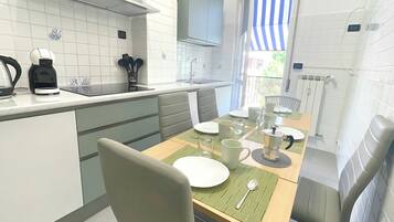 Fridge, oven, stovetop, dishwasher