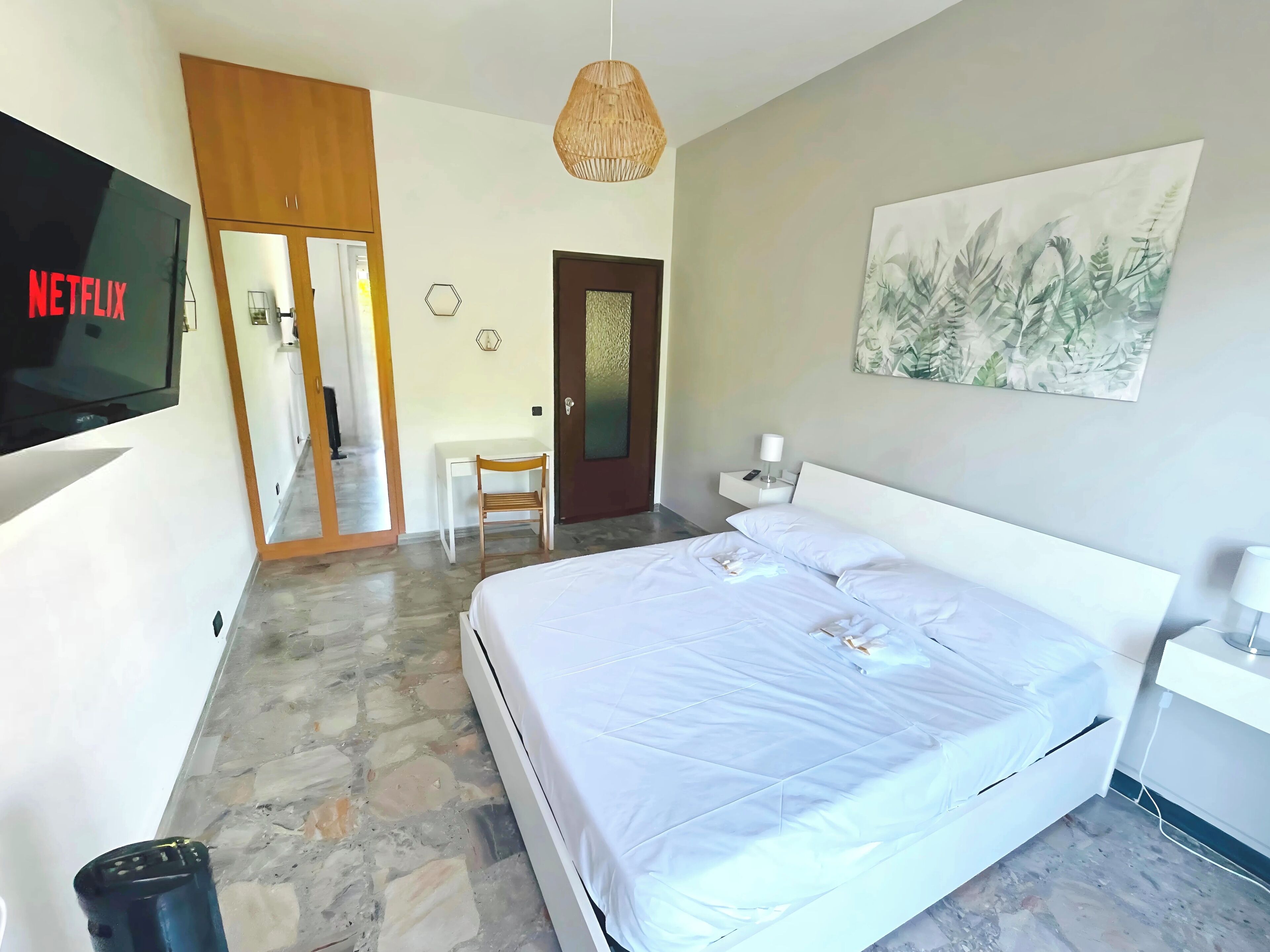 2 Schlafzimmer, Schreibtisch, Bügeleisen/Bügelbrett, Reisekinderbett