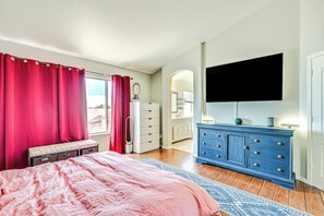 3 bedrooms, desk, iron/ironing board, WiFi - Outdoor Oasis! Family-Friendly North Phoenix Home (Phoenix)