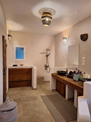 Dusche, Haartrockner, Handtücher