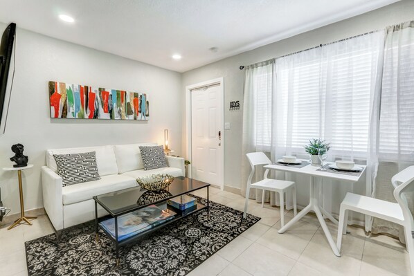Living area - Cozy Casita Luna 1/1 near beach 60in TV /625 mbps wifi (Deerfield Beach)