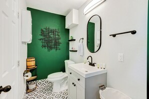 Shower, hair dryer, towels, soap - Cozy Casita Luna 1/1 near beach 60in TV /625 mbps wifi (Deerfield Beach)