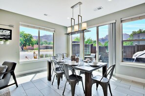 Casa de lujo, vistas a la montaña | Comedor