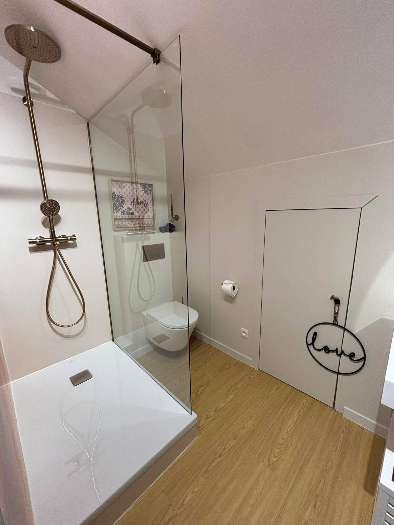 Een douche, een haardroger, handdoeken, toiletpapier