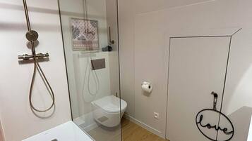 Een douche, een haardroger, handdoeken, toiletpapier