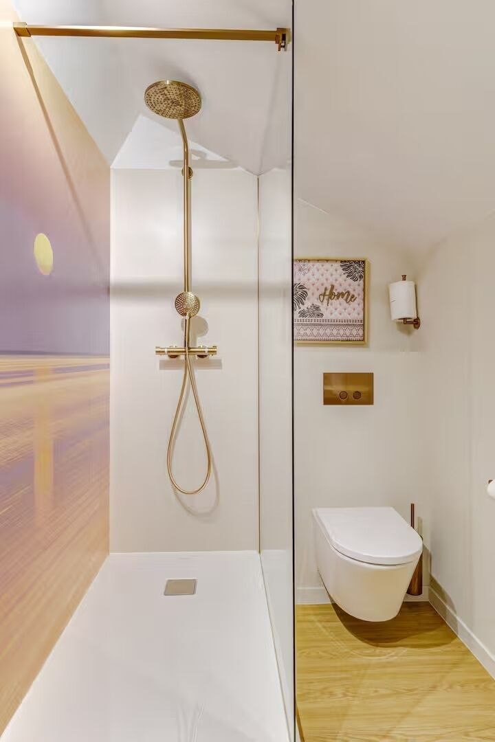 Bruser, hårtørrer, håndklæder, Toiletpapir