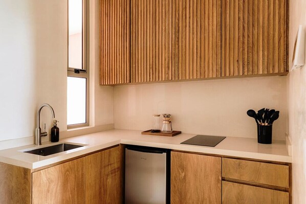 Réfrigérateur, micro-ondes, plaque de cuisson, cafetière/bouilloire