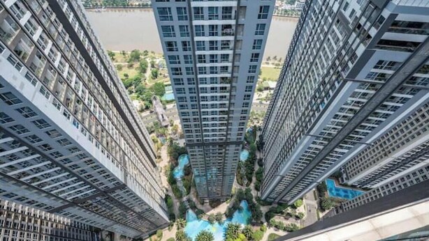 A high-rise building with multiple floors, a central courtyard with a swimming pool, and surrounding greenery. - O Clean Home, Vinhomes Central Park (Ho Chi Minh City)