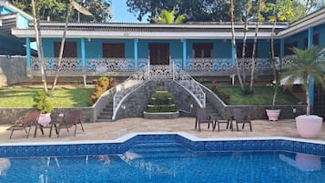 Quarto triplo conforto, banheiro privativo, vista para a piscina | Sacada