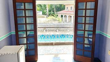 Quarto triplo conforto, banheiro privativo, vista para a piscina | Banheiro | Chuveiro, toalhas de banho, papel higiênico