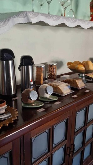 Free daily buffet breakfast - Pousada Lara Mar (Ubatuba)
