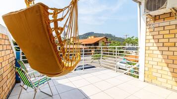 Quarto casal superior, sacada, vista para a praia | Espaço de trabalho para notebook, Wi-Fi de cortesia