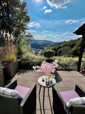 Terrace/patio - Ferienhaus Seeblick am Bitburger See! (Biersdorf am See)