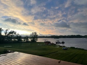 Een douche, een haardroger, handdoeken, zeep