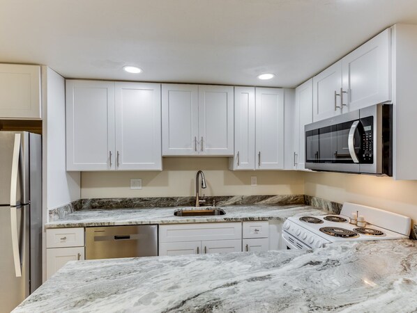 Mikrowelle, Ofen, Herdplatte, Geschirrspüler