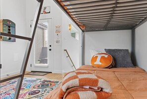 2 habitaciones, escritorio, cuna de viaje y wifi 