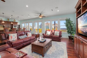 Smart TV, books - Hot Tub | Fire Pit | Fenced Yard (Crystal Beach)