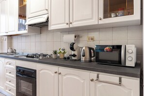 Réfrigérateur, micro-ondes, four, plaque de cuisson
