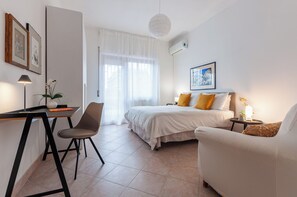 2 bedrooms, desk, iron/ironing board, free WiFi - 3-bedroom apartment in awesome Lido di Ostia with AC, WiFi (Lido di Ostia)