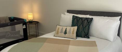 3 habitaciones, tabla de planchar con plancha, wifi y ropa de cama