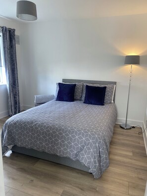 3 bedrooms, iron/ironing board, WiFi, bed sheets - The Beach House (Cill Mhucraise)