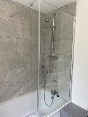 Hair dryer, towels, soap, shampoo - The Beach House (Cill Mhucraise)