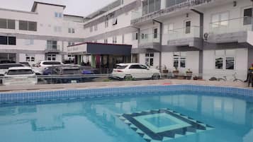 2 outdoor pools