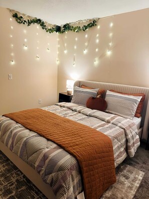 1 間睡房、房內夾萬、熨斗/熨衫板、可攜式嬰兒床