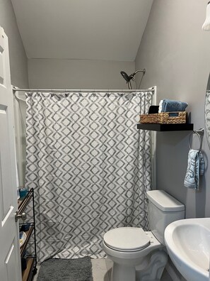 SĂšche-cheveux, serviettes fournies, savon, papier toilette
