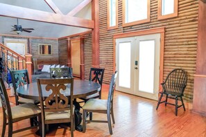 Dining - Galveston Bay  Retreat (Bacliff)