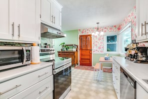 Réfrigérateur, micro-ondes, plaque de cuisson, lave-vaisselle