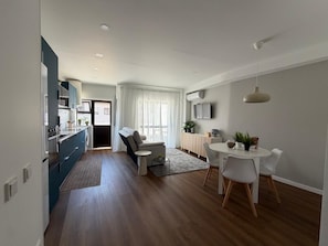 Apartamento City, vistas a la ciudad | Zona de estar | Una televisión de pantalla plana