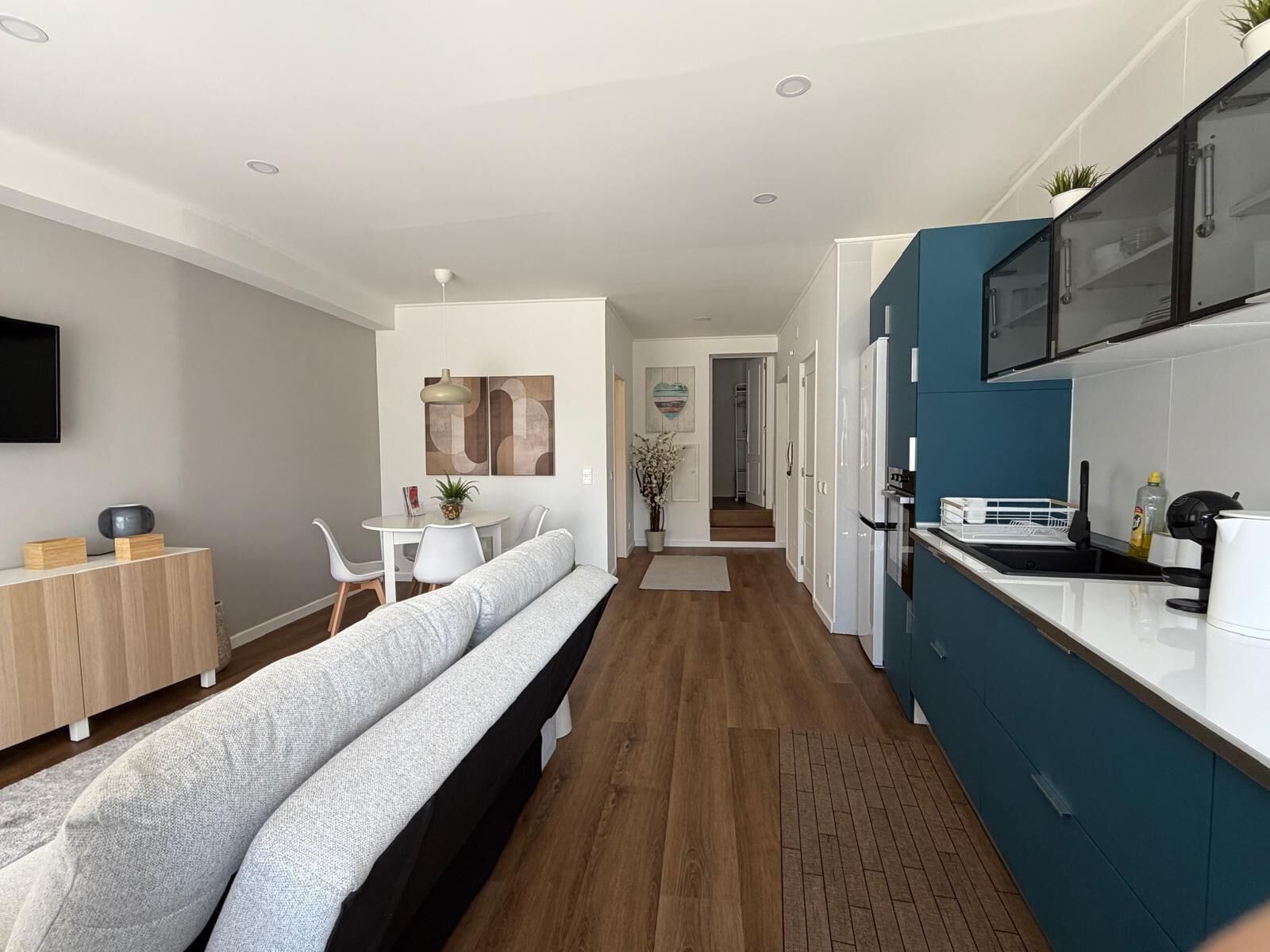 City Apartment, City View | Living area | Flat-screen TV