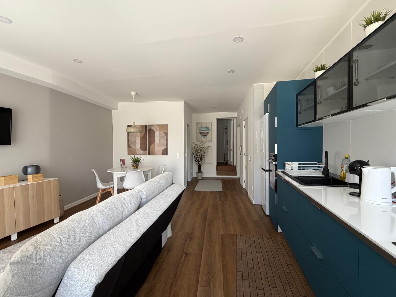 City Apartment, City View | Living area | Flat-screen TV