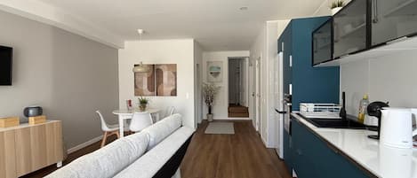City Apartment, City View | Living area | Flat-screen TV