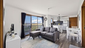 Smart TV, DVD player, stereo, offices - Cute Cottage with a View (Venus Bay)