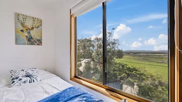 3 bedrooms, desk, iron/ironing board, free WiFi