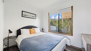 3 bedrooms, desk, iron/ironing board, free WiFi - Cute Cottage with a View (Venus Bay)
