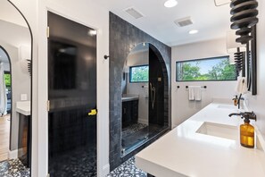 تجهيزات دش، مجففات شعر، مراحيض شطف، مناشف