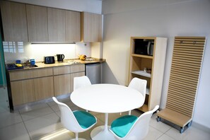Een mini-koelkast, een magnetron, een kookplaat