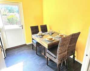 Dining - Cozy 3 Bed House in Willen - MILTON KEYNES (Milton Keynes)
