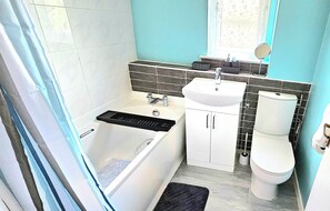 Vasca idromassaggio, asciugacapelli, bidet, asciugamani