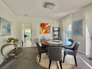 Exclusive House, Garden View | In-room dining