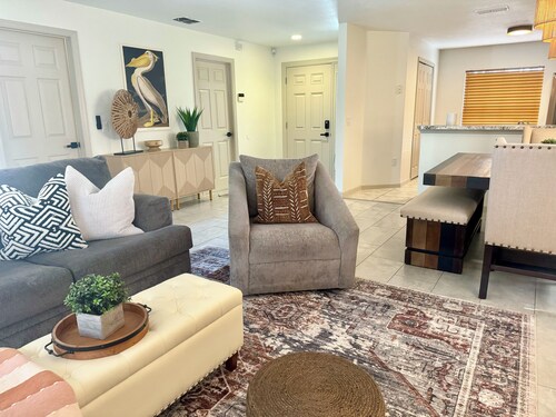 Casa De Augustine - Newly renovated 3 bed pool home with FREE POOL HEAT