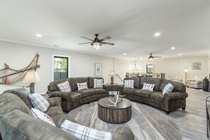 Smart TV, chimenea y videojuegos