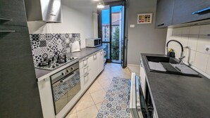 咖啡機/沖茶器、雪櫃、微波爐、焗爐